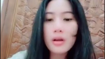 Cewek Dengan Dress Hijau Tampil Mempesona LIVU