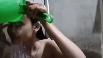 DONA Rekam Video Bugil Sambil Mandi