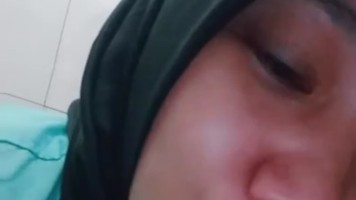 Tante Amara Vcs Berkerudung Hitam