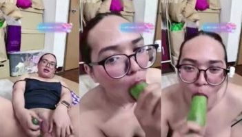Yungrosa Hijab Putih Pake Tanktop Colmek Timun Mango