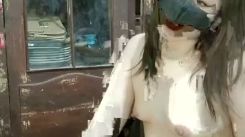 MS VEE Diewe Sambil Berdiri Di Ruang Tamu